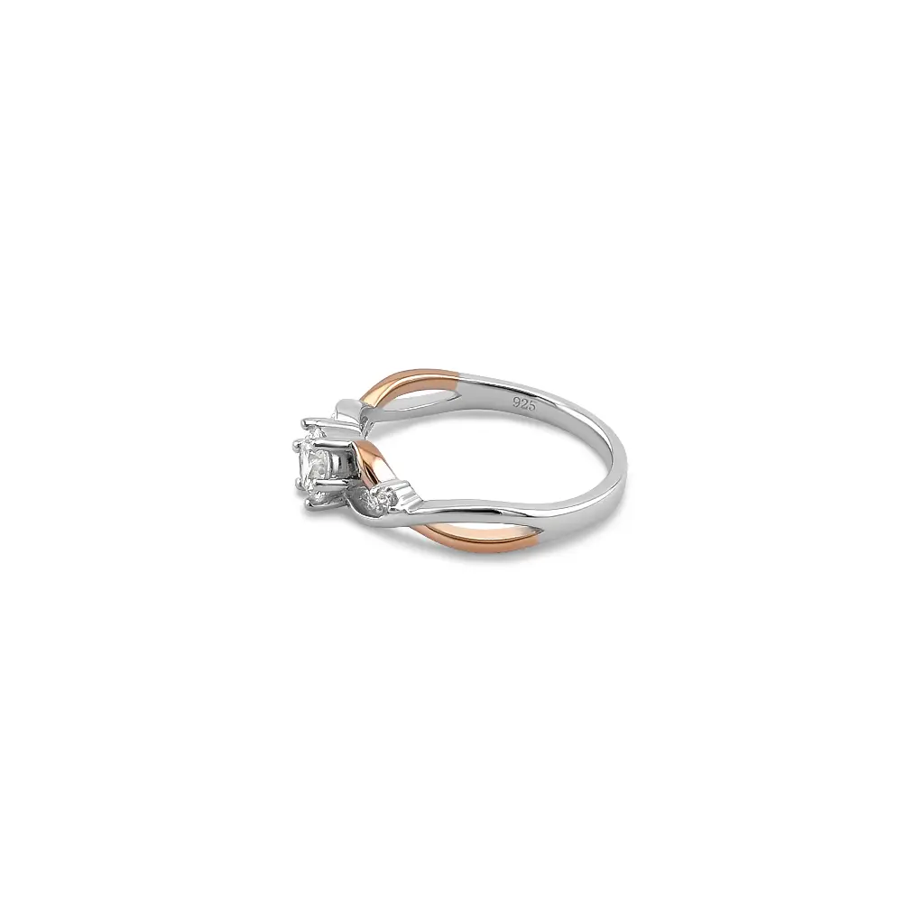 Elegant Two-Tone Diamond Ring with Twisted Band Design